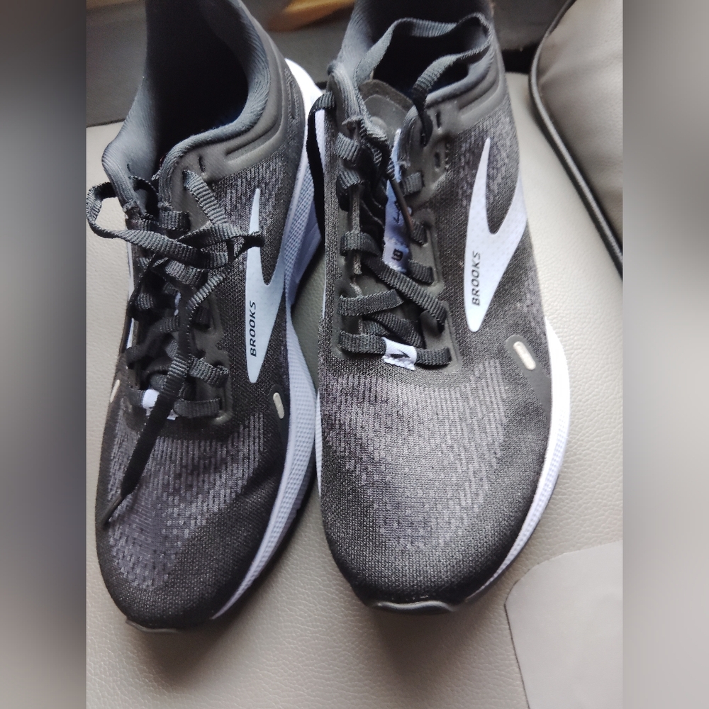Women's tennis shoes, size 7, in good condition, almost new, Brooks